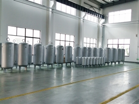 不銹鋼儲(chǔ)氣罐倉庫